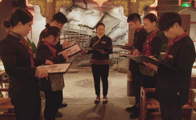想提高火鍋加盟店利潤，得從培養(yǎng)服務(wù)員開始