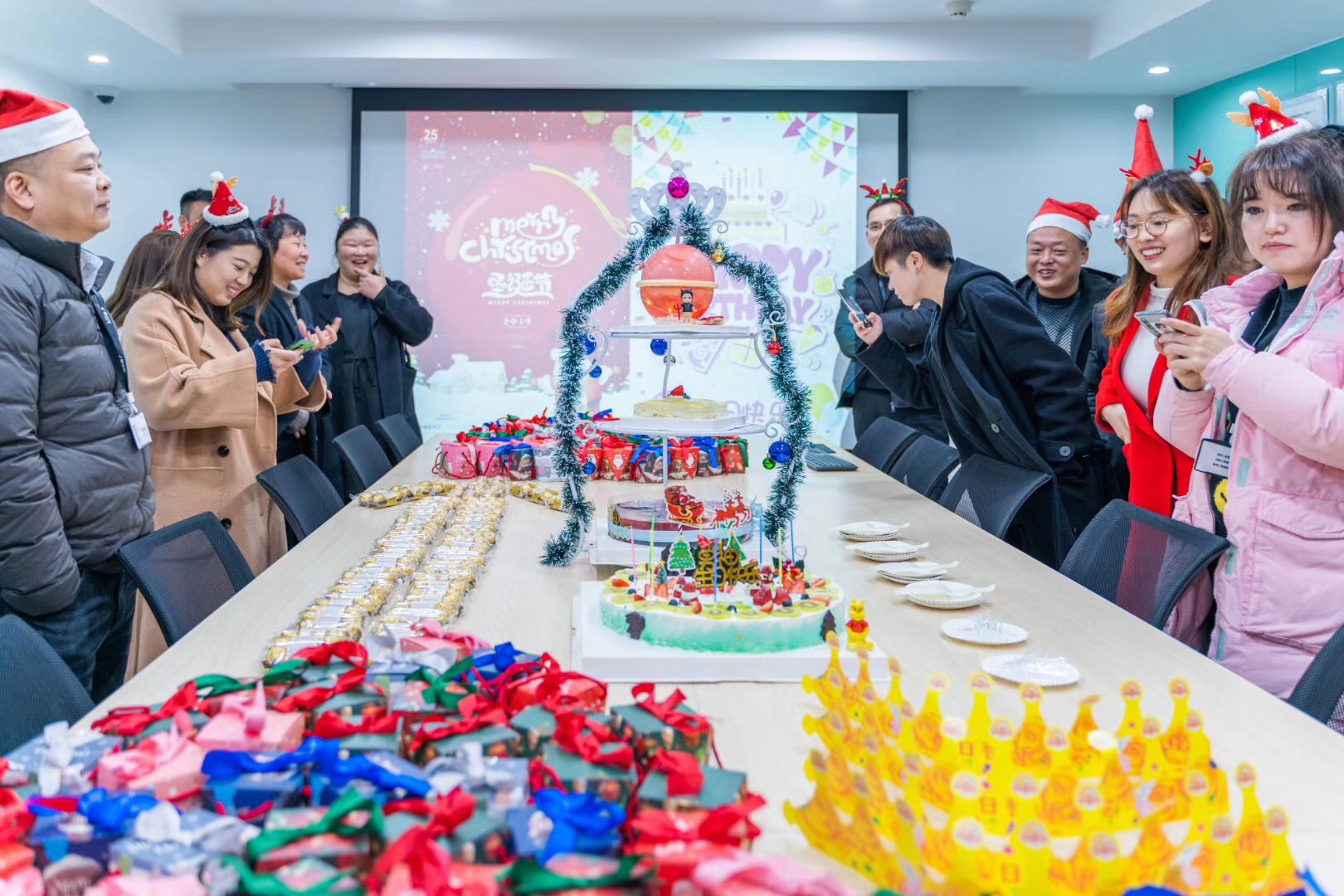 朝天門火鍋?zhàn)４蠹沂フQ節(jié)快樂(lè)！