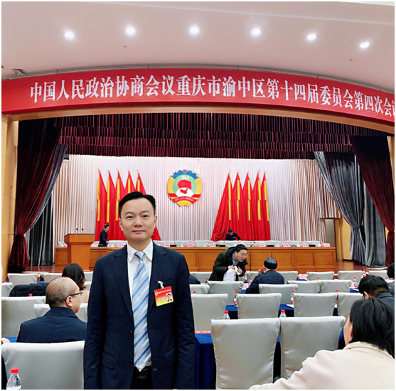 王普:重慶渝中區(qū)政協(xié)常委、民建重慶市委企專委委員、重慶人文科技學(xué)院客座教授、重慶朝天門餐飲控股集團(tuán)董事長(zhǎng)、重慶博茂餐飲集團(tuán)董事長(zhǎng)