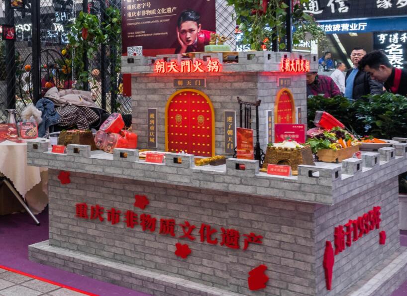 內(nèi)江開火鍋加盟店合適嗎？當(dāng)?shù)厥袌鋈绾危? /> 
</p>
<p>
	1.火鍋店眾多，可行性較高
</p>
<p>
	內(nèi)江雖然有“甜城”之稱，但是當(dāng)?shù)厝巳匀浑x不了麻辣的魂，對火鍋的喜愛是溢于言表的。我們可以看到內(nèi)江的火鍋店數(shù)量并不少，這就說明一個問題，在內(nèi)江開火鍋店的可行性是非常高的。我們可以對比各個火鍋店的品牌特色，通過優(yōu)劣分析，找到更加適合市場的發(fā)展道路。
</p>
<p>
	2.人文景觀多，消費需求旺
</p>
<p>
	我們都知道，內(nèi)江是一座文化古城，培育了多位杰出的歷史名人，孔子之師萇弘和國畫大師張大千都是其中之一。當(dāng)?shù)氐娜宋?、自然景觀非常多，深厚的文化氛圍吸引了眾多的旅客，由此，助長了當(dāng)?shù)氐南M需求，不管什么地方來的游客，只要到了內(nèi)江，肯定都是要吃一吃火鍋的。外來消費需求不斷上漲，再加上內(nèi)部本地人對美食的不盡喜愛和執(zhí)著追求，都為在內(nèi)江開火鍋加盟店提供了良好的發(fā)展契機。
</p>
<p>
	3.品牌雜亂，選擇需謹(jǐn)慎
</p>
<p>
	雖然從以上兩點我們都可以看出，內(nèi)江的火鍋加盟市場非常旺盛，但是并非所有人都能一舉成功，目前的火鍋行業(yè)是火爆與危機并存的，發(fā)展形勢好，但也面臨著市場混亂，品牌多而雜，市場約束不足等問題，因而，作為投資人我們就得保持應(yīng)有的理性和判斷力，選擇品牌時要盡可能地選擇那些有一定市場知名度和威望的火鍋品牌。
</p>
<p>
	綜上所述，內(nèi)江是一個吃火鍋氛圍濃烈的城市，當(dāng)?shù)夭粌H市場好，需求也旺，但是你也應(yīng)該明了的一點是，有開店想法的并不止你一人，大家都在爭分奪秒地?fù)寠Z資源，因此，為了避免好品牌、好門面被他人搶占，建議盡早行動。以上就是我們的相關(guān)回答了，如有其它疑問，可給我們留言。
</p>                        </div>
                    </div>
                </div>
                <div   id=