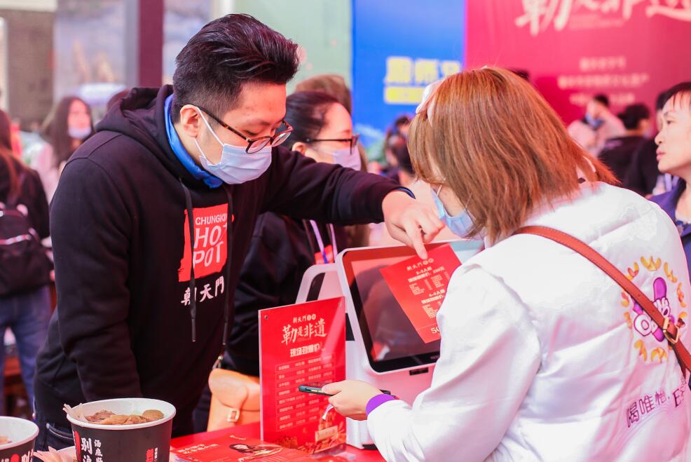 特色火鍋店如何用創(chuàng)意菜品吸引顧客？