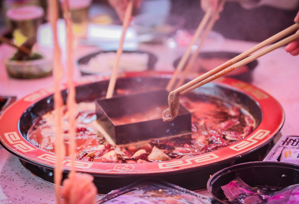 號(hào)稱來(lái)重慶必吃的地標(biāo)火鍋，朝天門讓你不留遺憾！