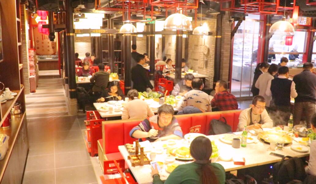 招5個(gè)服務(wù)員，可以開一家重慶火鍋店？